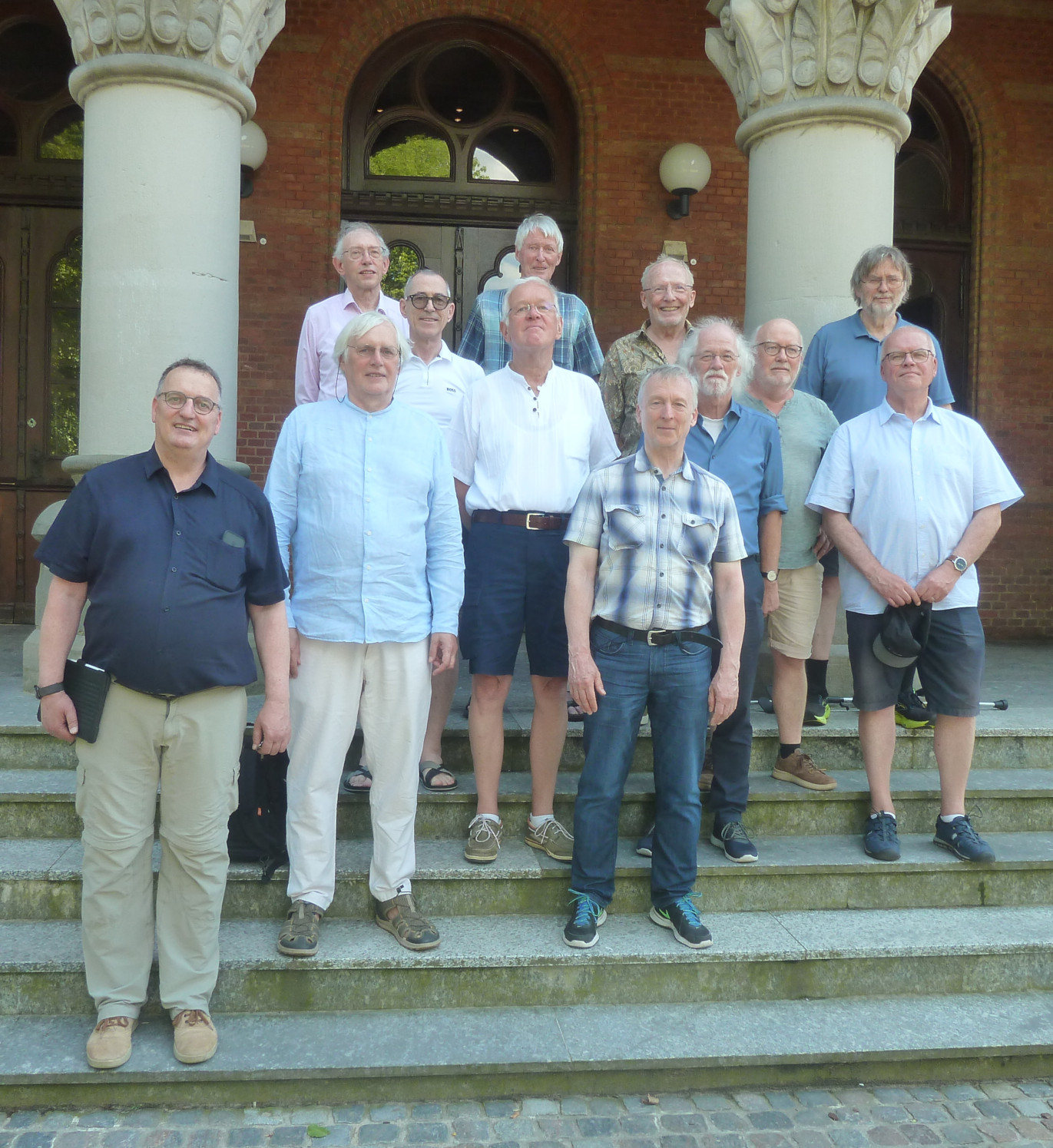 Gruppenfoto AGO 13m 1976 vor dem Eingang des Alten Gymnasiums Oldenburg mit Schulleiter Uwe Roeder und Mathe-/Sportlehrer Walter Jungclaus